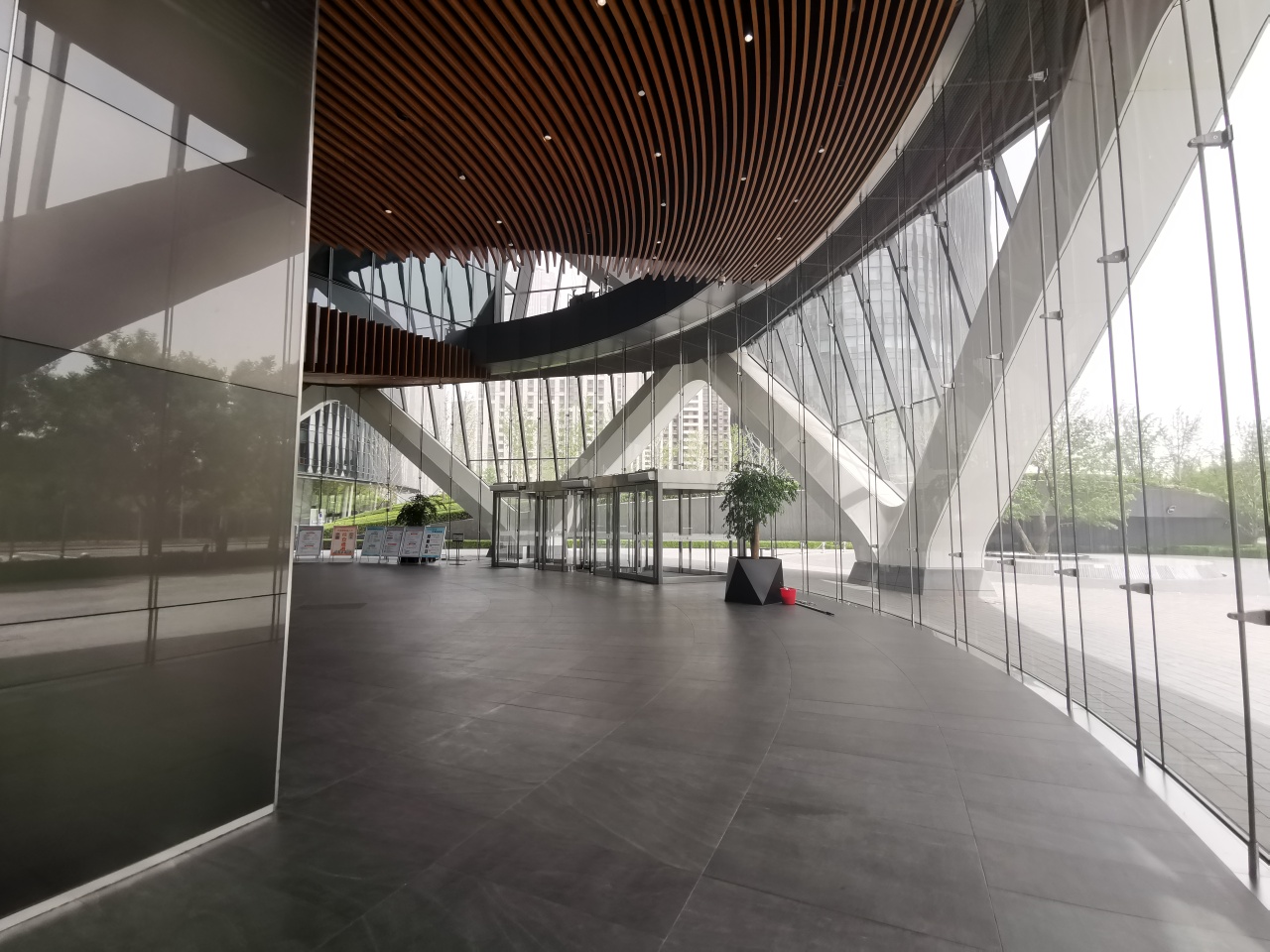 保利国际广场实拍图3